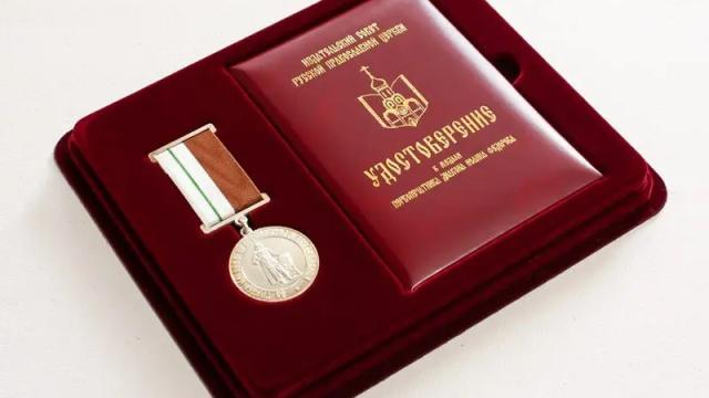 Митрополит Калужский и Боровский Климент вручил награду директору издательства «СНЕГ»